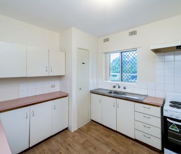 Quaint two bedroom, one bathroom apartment! - Photo 3