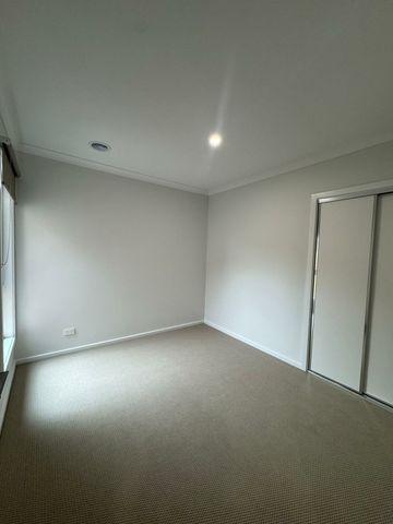 10 Buttercup Crescent, Armstrong Creek VIC 3217 - House For Rent | Domain - Photo 2