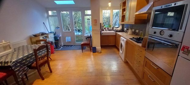 Lovely, large, south facing room on ground floor - Photo 1