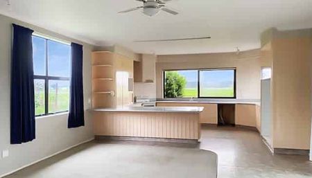 THREE BEDROOM COUNTRY LIVING - Photo 2