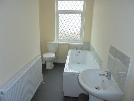 3 bedroom Terraced House to rent - Photo 2