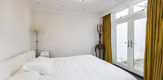 2 bedroom flat in London - Photo 2