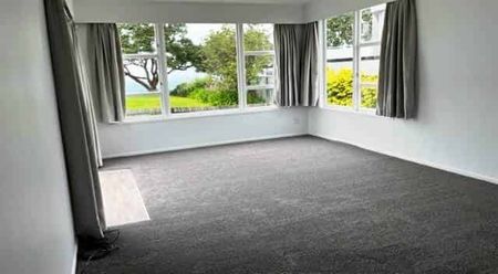 Three Bedroom family home - Photo 3