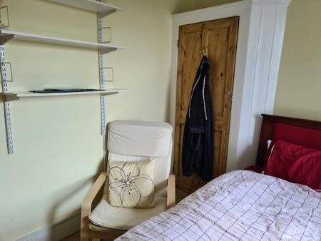 Bright clean room in charming Victorian house - Photo 2