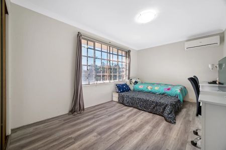 Stylish, Low-Maintenance Townhouse in a Prime Location - Photo 4