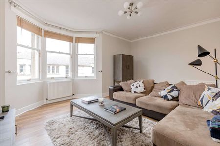 A three bedroom part furnished second floor flat, located in Comely Bank available for a long-term Let. - Photo 3