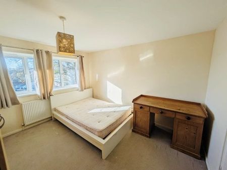 Langley Green 3 bedroom flat to rent - Photo 2