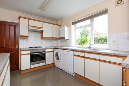 3 bedroom semi-detached house to rent - Photo 2