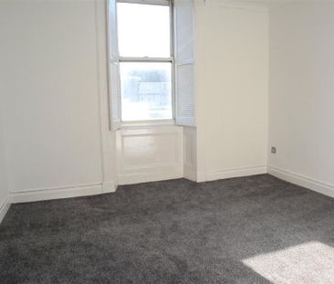 3 bedroom flat to rent - Photo 2