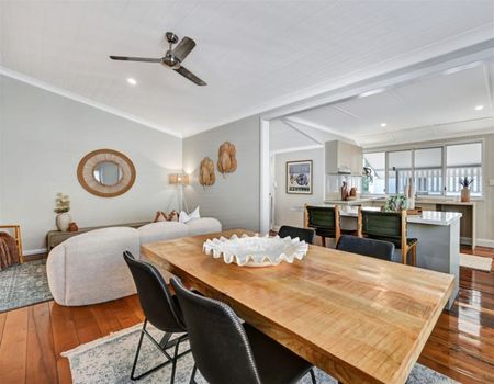 MODERN 3 BEDROOM HOME + CENTRAL LOCATION + CLASSIC CHARACTER! - Photo 4