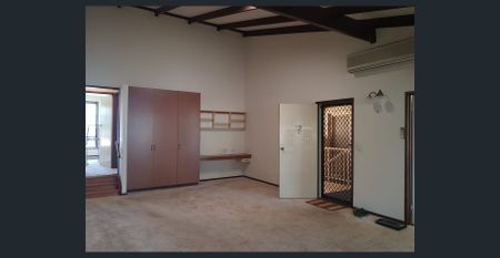 Spacious Unit in East Toowoomba! - Photo 4