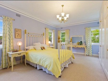 6-month lease term - 4 Bedroom Family Home - Photo 3