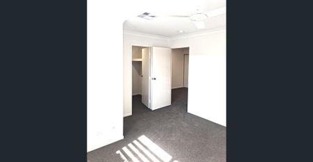 MOVE IN BEFORE CHRISTMAS-FULLY DUCTED AIRCONDITIONING-3 BED 2 BATH TOWNHOUSE - Photo 4