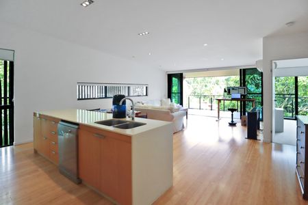 Spacious Living with Modern Comfort and Versatile Design - Photo 3