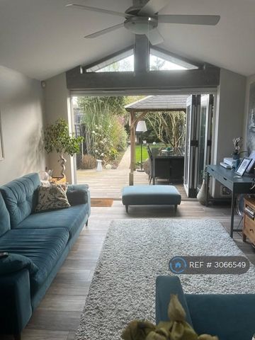 1 bedroom in a house share to rent - Photo 2