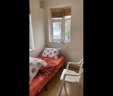Room in a Shared House, Fairview Crescent, HA2 - Photo 6