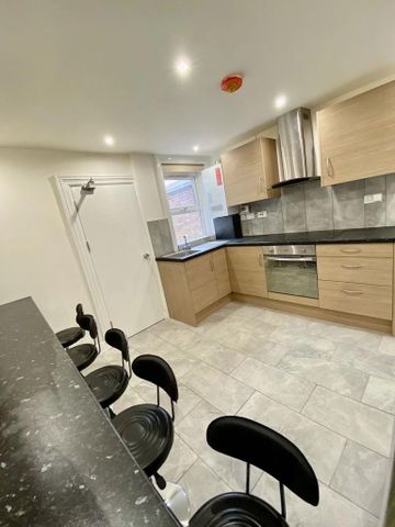 4 bedroom semi-detached house to rent - Photo 4