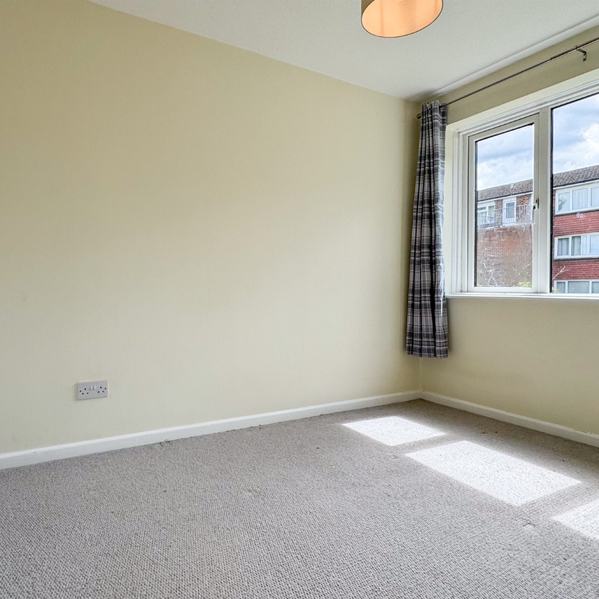2 bed maisonette to rent in Ellison Way, Wokingham, RG40 2AB - Photo 1
