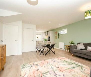 4 bedroom detached house to rent - Photo 4