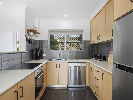 Fully Furnished Apartment in Ideal New Farm Location - Photo 3