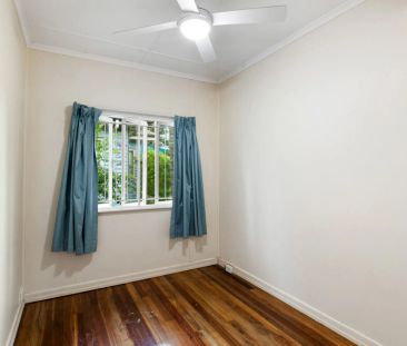 Charming Family Home with Spacious Backyard in Yeronga - Photo 1