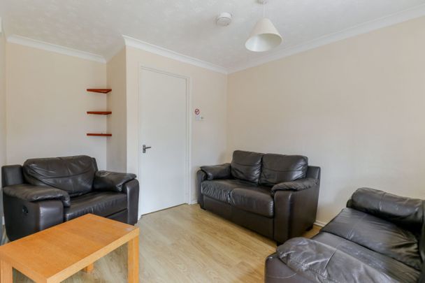 4 bedroom Mid Terraced House - Briars Wood, Hatfield - Photo 1