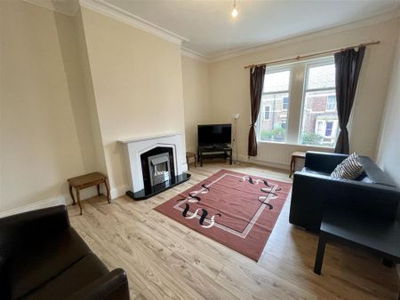 3 bedroom flat to rent - Photo 2