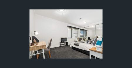 Massive retro beach apartment of house-sized proportions featuring an ultra-vogue renovation - Photo 3