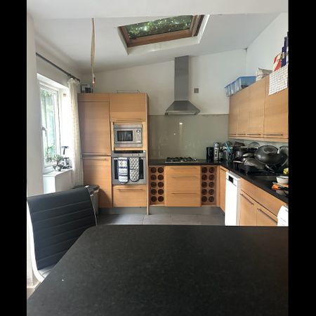 Room in a Shared House, Burnthwaite Road, SW6 - Photo 3
