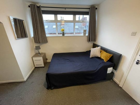 Edinburgh Grove (room 5), Armley, Leeds - Photo 1