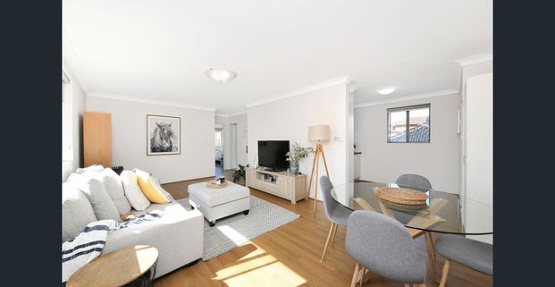 Bright and Sunny North Facing Apartment! - Photo 1