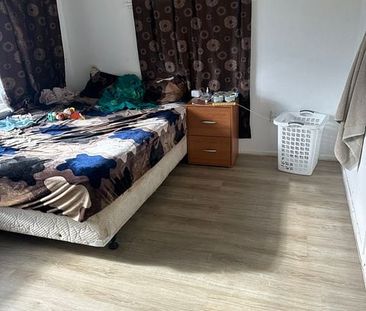 Brick & Tile Great Home in Papatoetoe - Photo 6