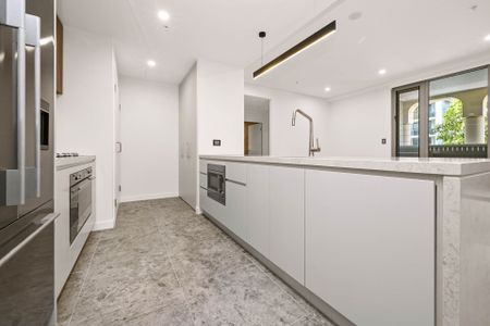 Stunning Three Bedroom Apartment With Balcony - Photo 5