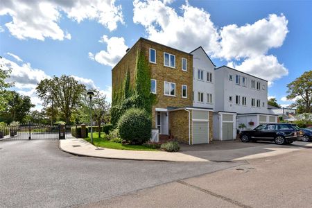 A three-storey townhouse in a much sought after private estate on the banks of the River Thames in Bray. - Photo 4