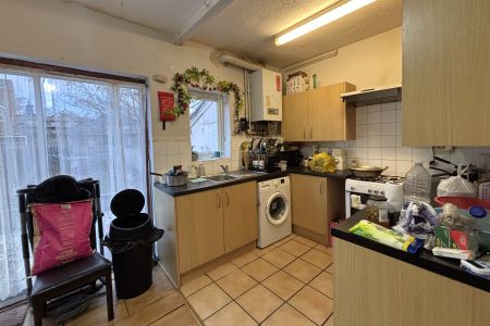 Walton Road, Woking - 3 bedrooms Property for lettings - Seymours - Photo 4