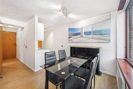 Situated in a secure development near St James's Park, London. This property offers bright and generous living space, an open-plan kitchen, a private balcony, private parking. - Photo 2