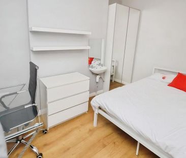 6 bedroom terraced house to rent - Photo 4