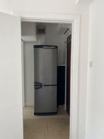 Studio Flat, Du Cane Court, SW17 - Photo 3