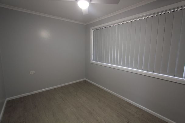 Immaculate Home Includes Security Alarm & A/C - Walking Distance to Shops & Transport - Photo 1