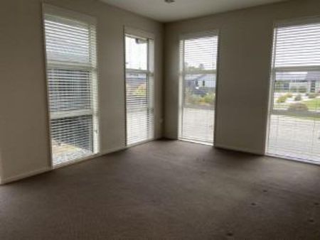 Modern Family Home - Photo 2