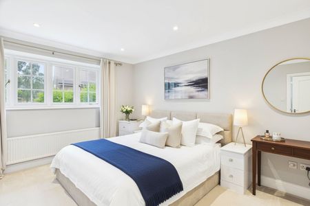 5 bedroom House in Nuthatch Close, Farnham - Photo 5