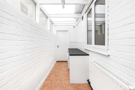 Beautiful five bedroom terraced house in a great location. - Photo 5