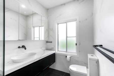 4 Bedroom House with Pool - Photo 4