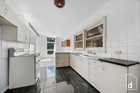 Bright & Spacious 3 Bedroom Home - Photo 4