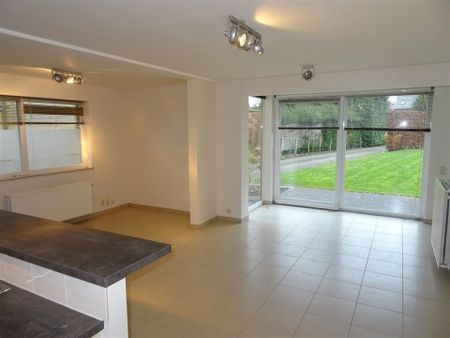 Gelijkvloers appartement met terras gelegen op wandelafstand van het centrum. - Photo 3