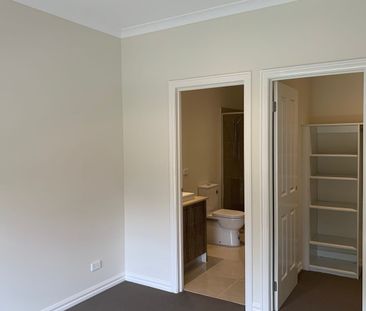 Stunning Townhouse - Photo 1