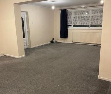 4 bedroom detached house to rent - Photo 2