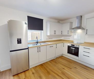 2 bedroom end of terrace house to rent - Photo 2