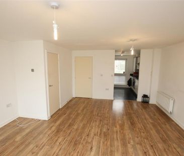 3 bedroom end of terrace house to rent - Photo 2
