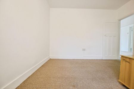Dersingham Avenue, Manor Park - Photo 3